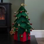 Pemë Krishtlindjesh dekorative me drita LED dhe ornamente festive.