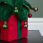 Pemë Krishtlindjesh dekorative me drita LED dhe ornamente festive. - Figura 3