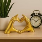 Statujë “Duart në Formë Zemre” në Ar